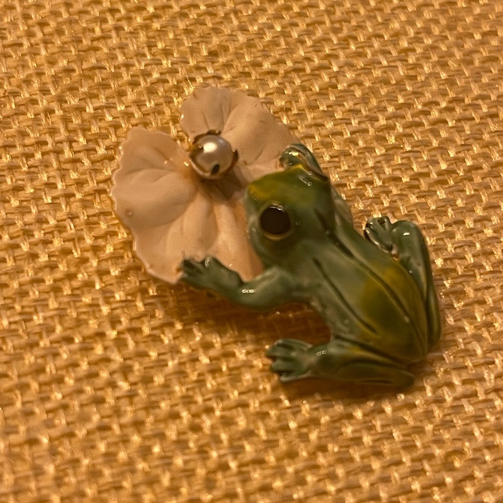 Vintage Frog brooch